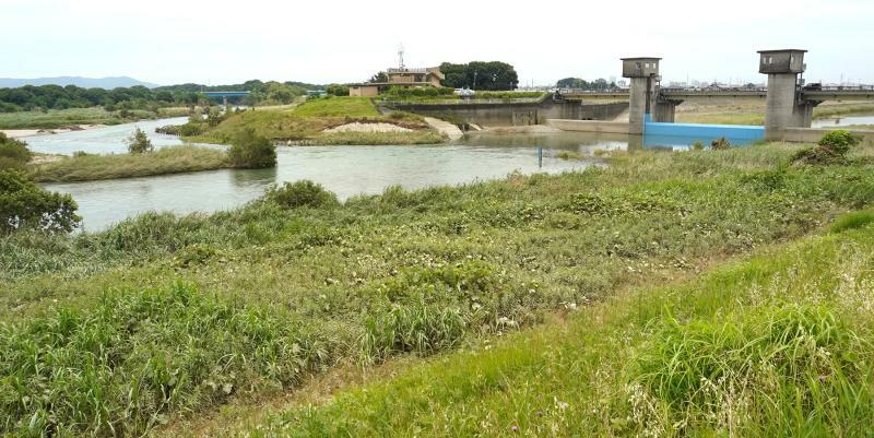 豊川放水路のゲート付近。増水時には青いゲートを上に開けて豊川（左に蛇行する河川）の水を海に向けて放出させる（6月6日、筆者撮影）