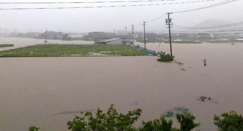 全体が水に浸かった小山さんのナシ畑（6月2日午後6時半頃、小野田泰博さん撮影）