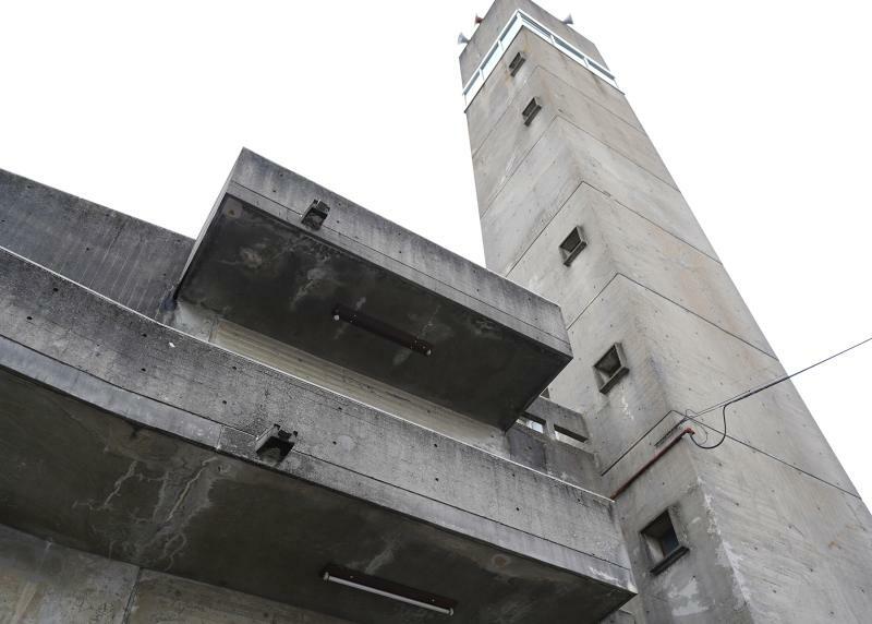 羽島市旧本庁舎で特徴的なタワー型の望楼。高さが30mあり、市は耐震性能が著しく低くコンクリートの劣化も進んでいると指摘。一方、市民団体は内部が二重壁と階段で、強度はあると主張する（筆者撮影）