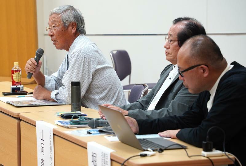 シンポジウムで旧本庁舎の解体方針見直しを訴える「羽島あすなろ会」代表の時田憲章さん（左）や建築の専門家ら（10月1日、筆者撮影）