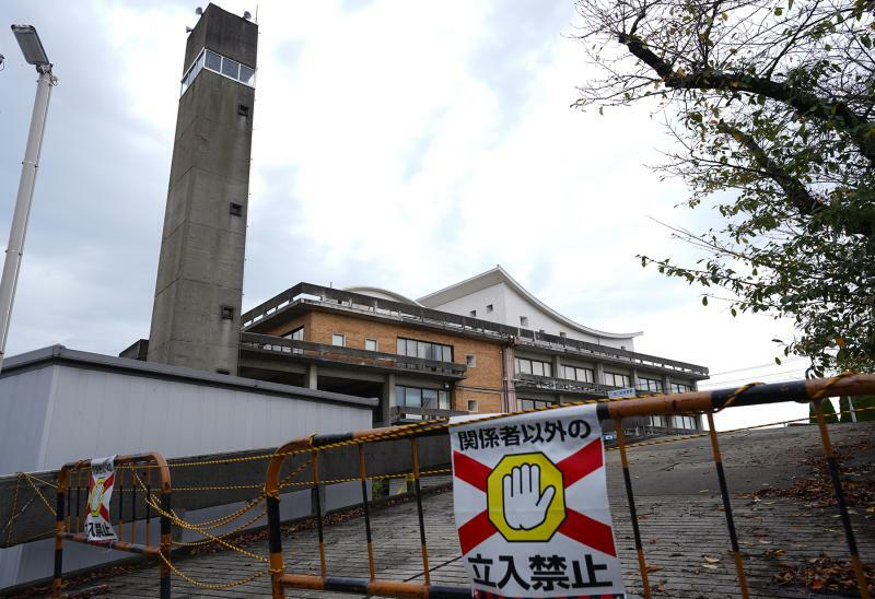 関係者以外の立ち入りが禁止されている羽島市役所の旧本庁舎（10月1日、筆者撮影）