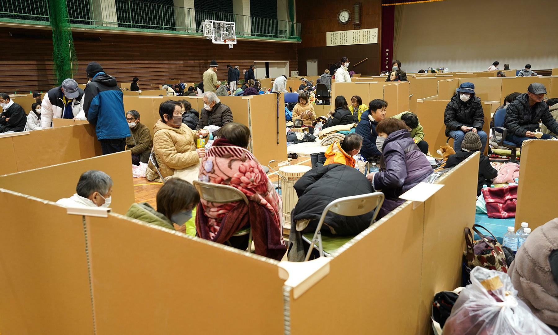 松波中学校の体育館は600人以上の避難者であふれ返っていた＝1月2日、筆者撮影