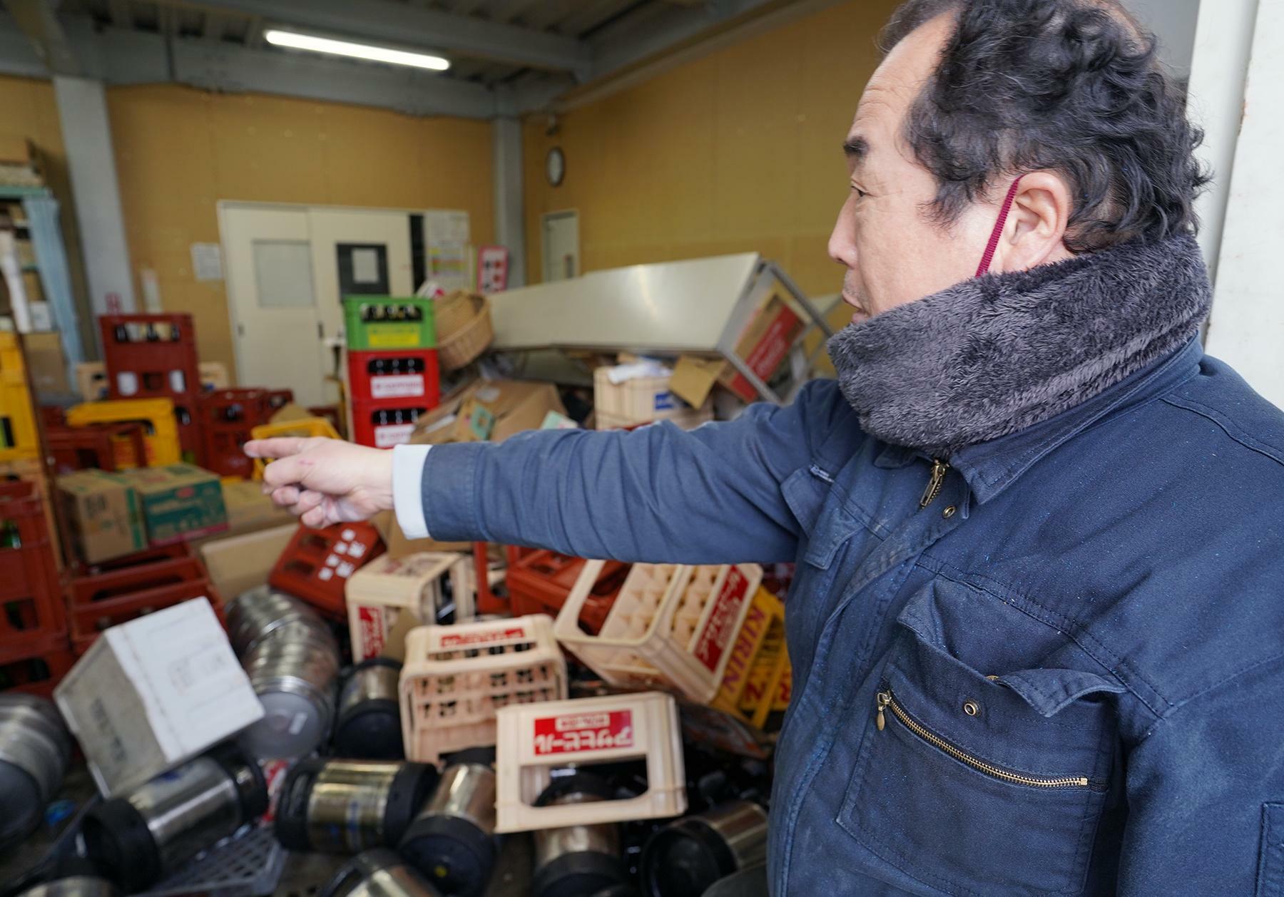 今回の地震で商品が散乱した倉庫で「何から手を付けたらいいか分からない」と途方に暮れる穴水町の七海友也さん＝1月2日、筆者撮影