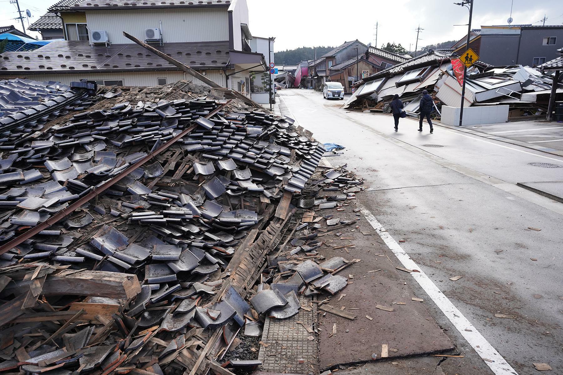 家屋や商店の被害が激しい穴水町の中心部＝1月2日、筆者撮影