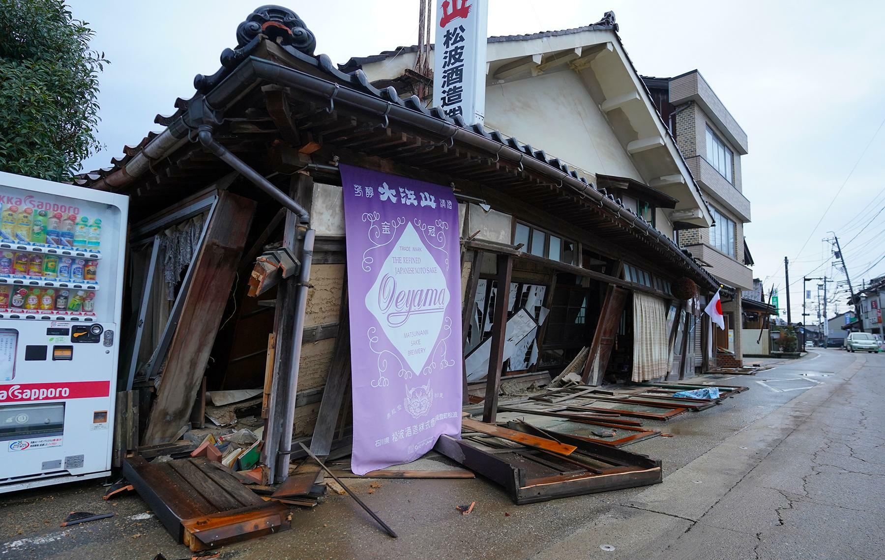 金七さんの造り酒屋「松波酒造」も大きな被害を受けていた＝1月3日、筆者撮影