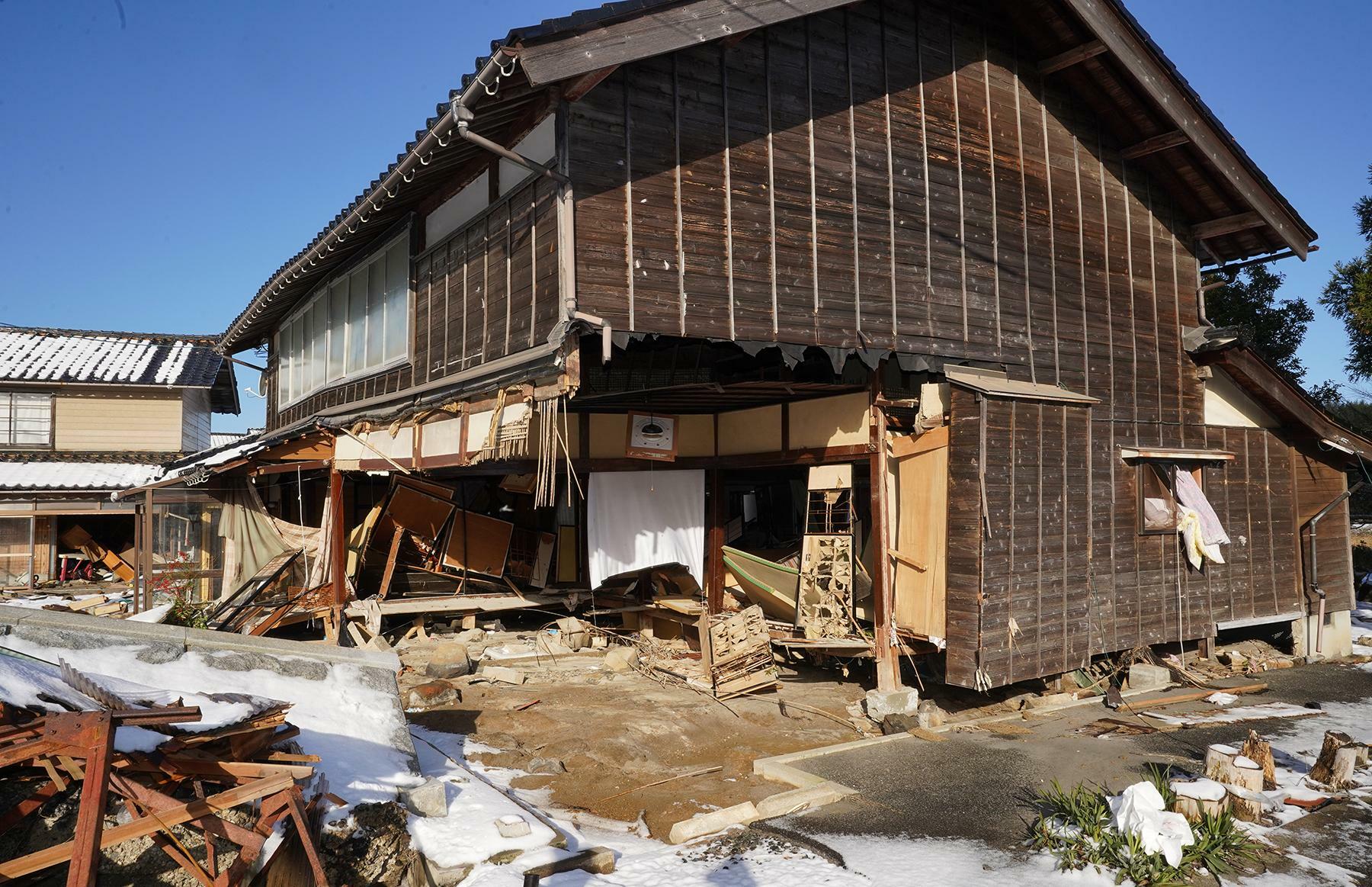 津波で1階が大きくえぐられたように破損した白丸地区の住宅＝1月17日、筆者撮影