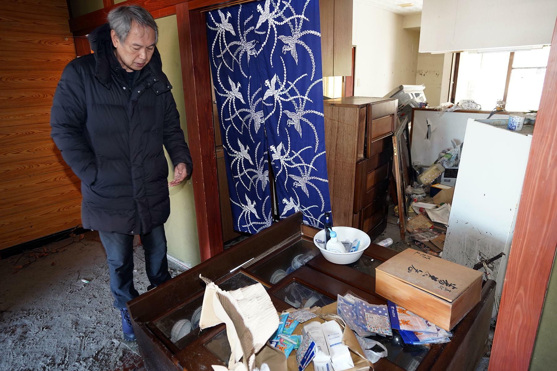 大形格さんの住宅では、戸棚が横倒しになりながらもガラスが割れていなかった＝1月17日、筆者撮影