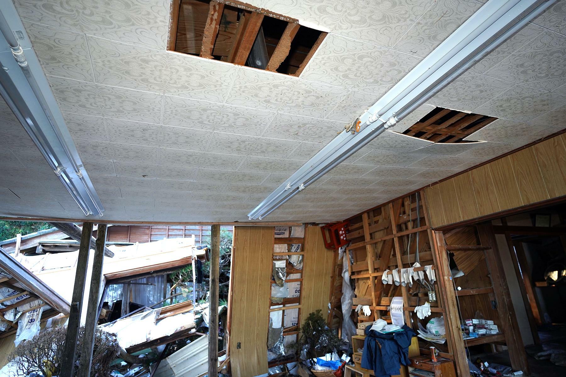 県道沿いの寺岡勇紀夫さんの自宅は、1階の天井近くまで津波の来た形跡がある＝1月17日、筆者撮影