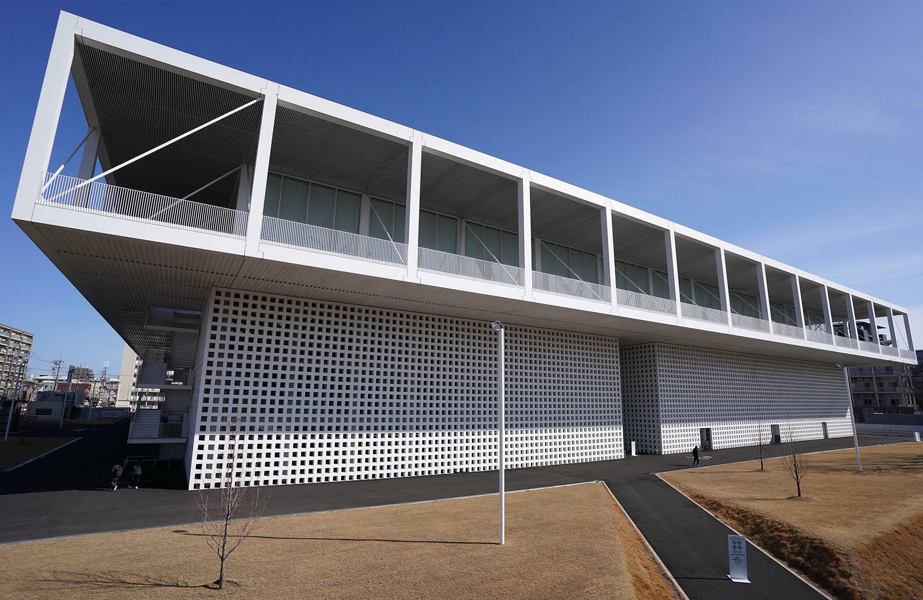 山本が設計を担い、2022年に名古屋市北区の名城公園前に完成した名古屋造形大学の新キャンパス。巨大なキューブが連なるような上層階と、それを支える格子状の壁が印象的だ＝2024年2月8日、筆者撮影