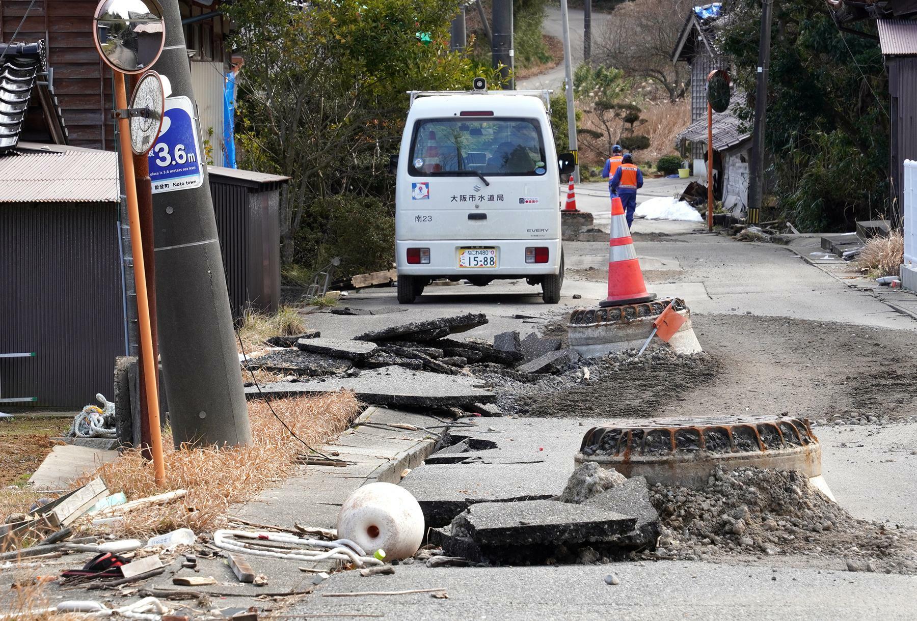松波地区には液状化と見られる道路の損壊やマンホールの浮き出しが激しい地域もあり、少しずつ復旧が進められている＝2月4日、筆者撮影