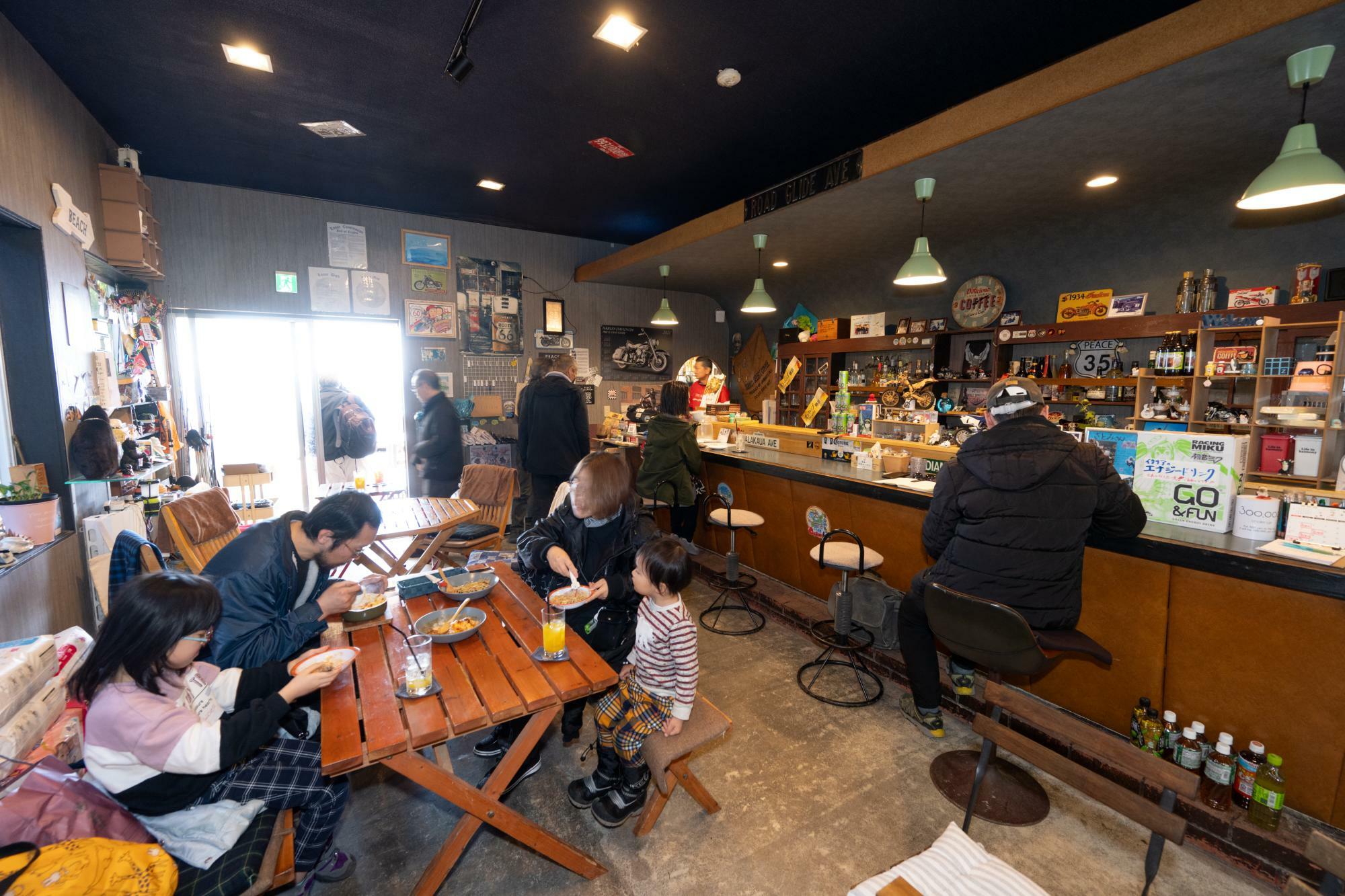 2月1日からはカフェの営業も再開し、地元住民を優先に食事を提供している＝2月4日、夏目健司撮影