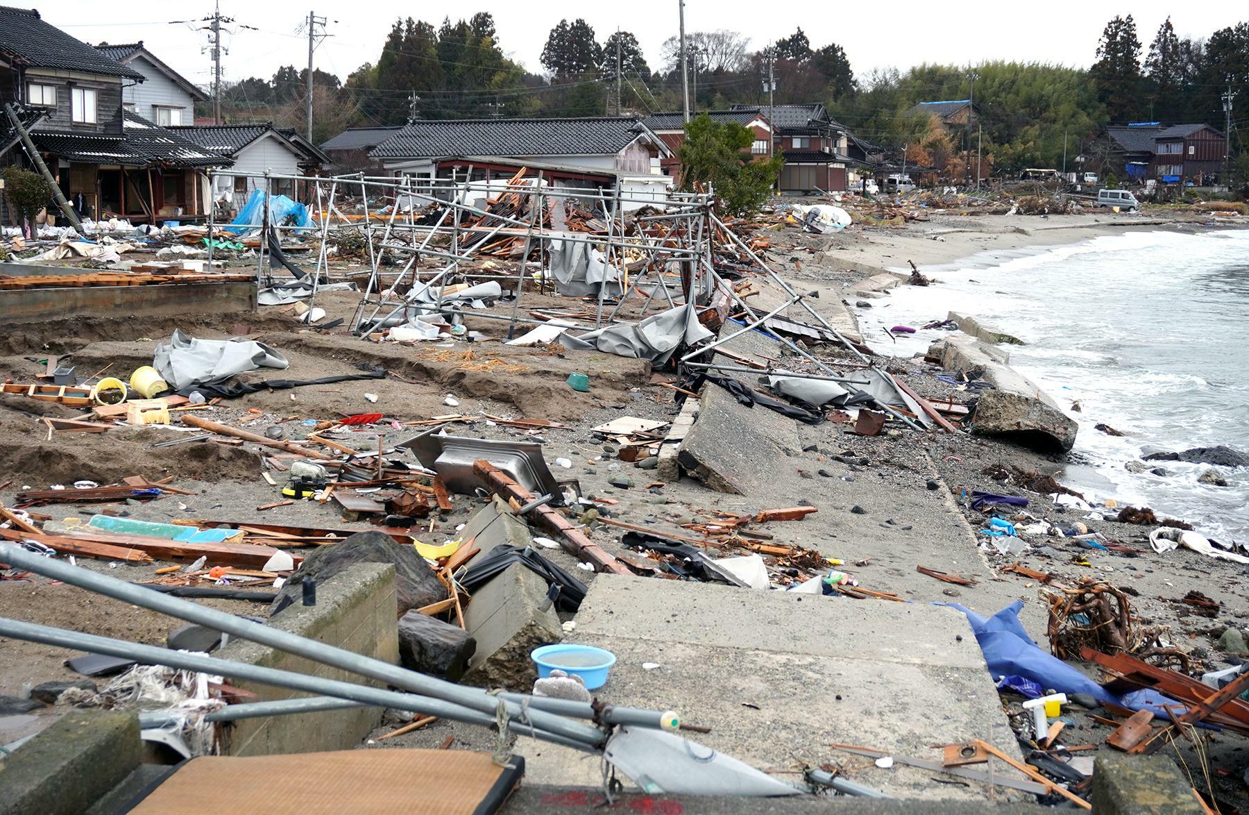 津波の被害が激しい白丸地区。海に流されていた建物の一部は撤去されていたが、大半の建物や瓦礫は手つかずのままだ＝3月3日、筆者撮影