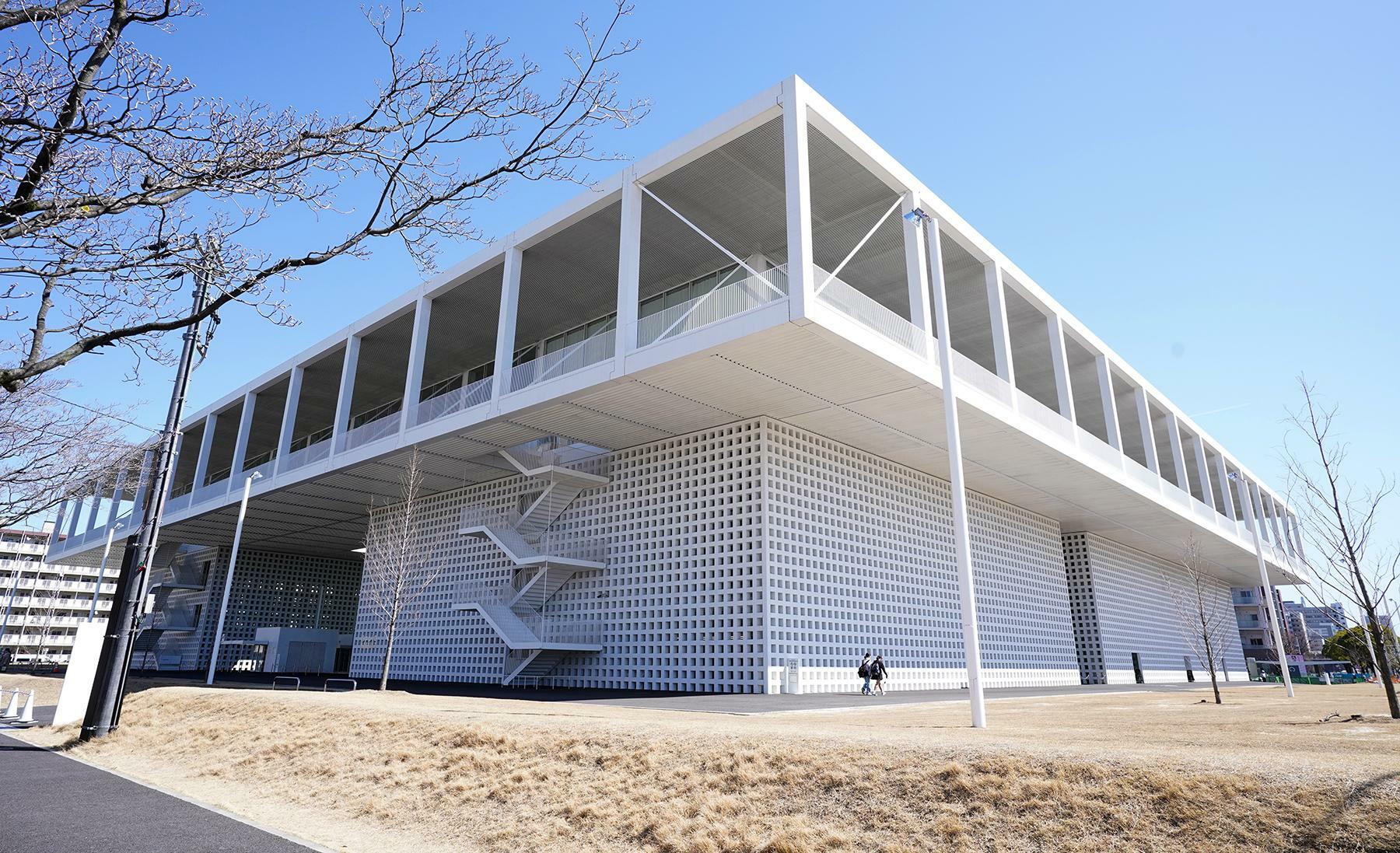 山本（山本理顕設計工場）が設計し、2022年に完成した名古屋造形大学のキャンパス。名古屋城に隣接する名城公園の向かいに立つ＝2024年3月27日、筆者撮影