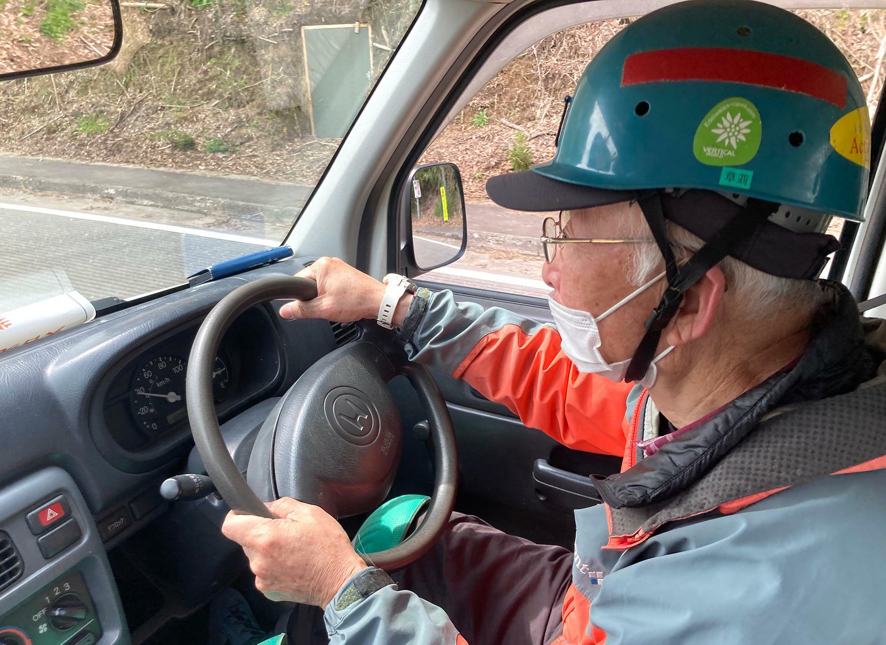マニュアル車を軽快に運転する草苅誠蔵さん。70歳を越えても各地で災害ボランティアをしているそうです＝4月11日、筆者撮影