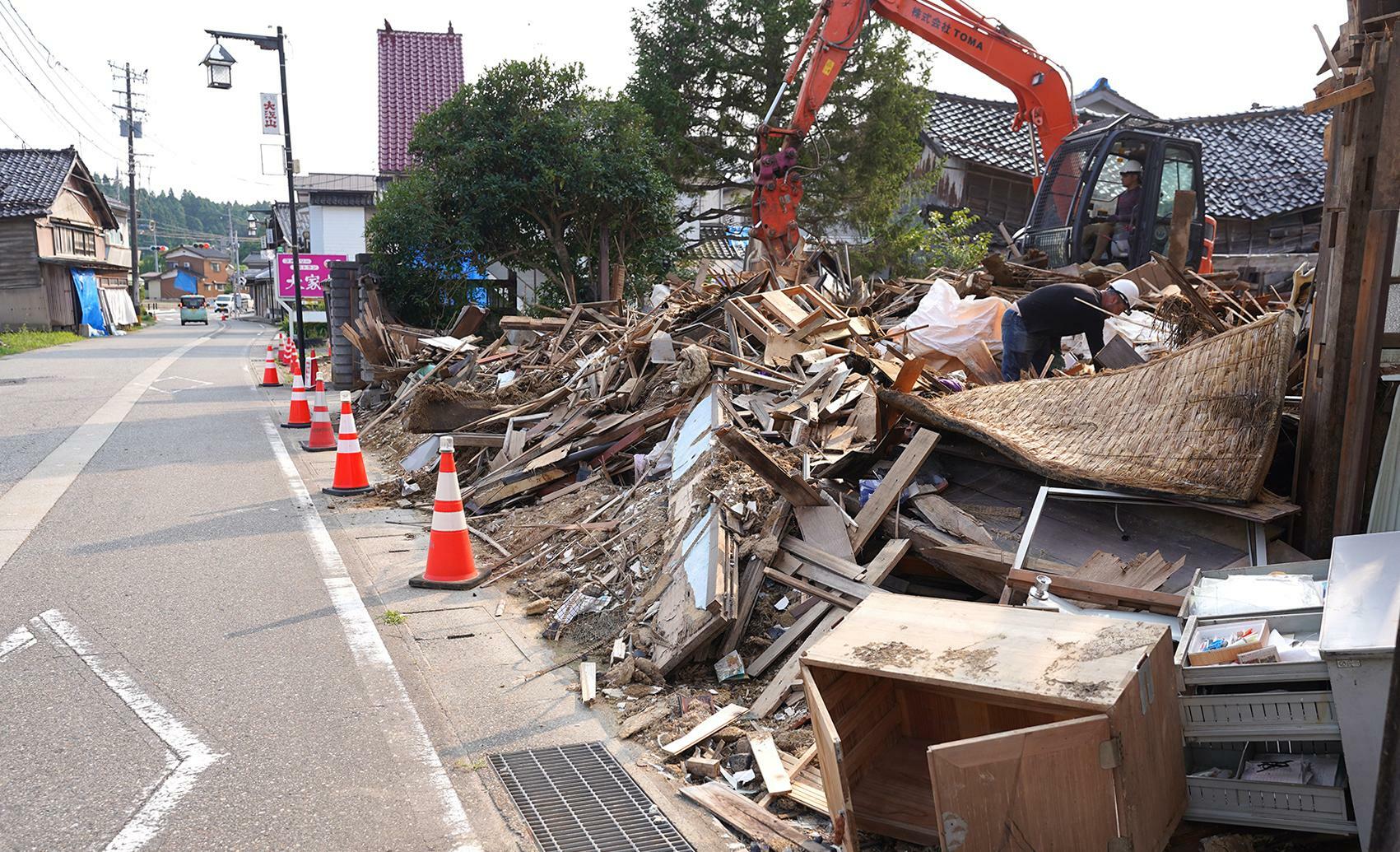 公費解体の着工も増えてきた松波地区の中心部。しかし地区全体の復興ビジョンはまだ見えているとはいえない＝7月13日、筆者撮影