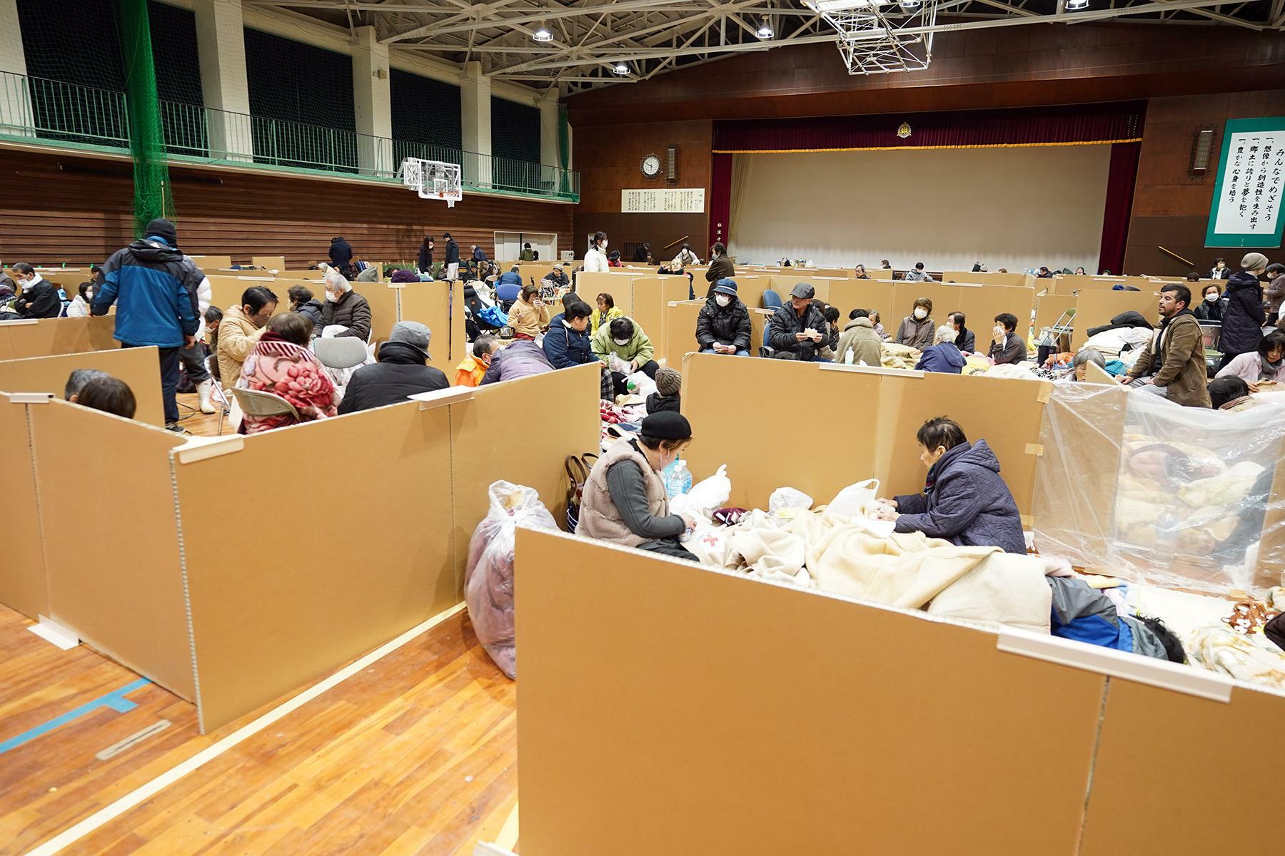 地震翌日の松波中学校体育館。帰省していた人たちを含めて約600人が身を寄せていた＝1月2日、筆者撮影