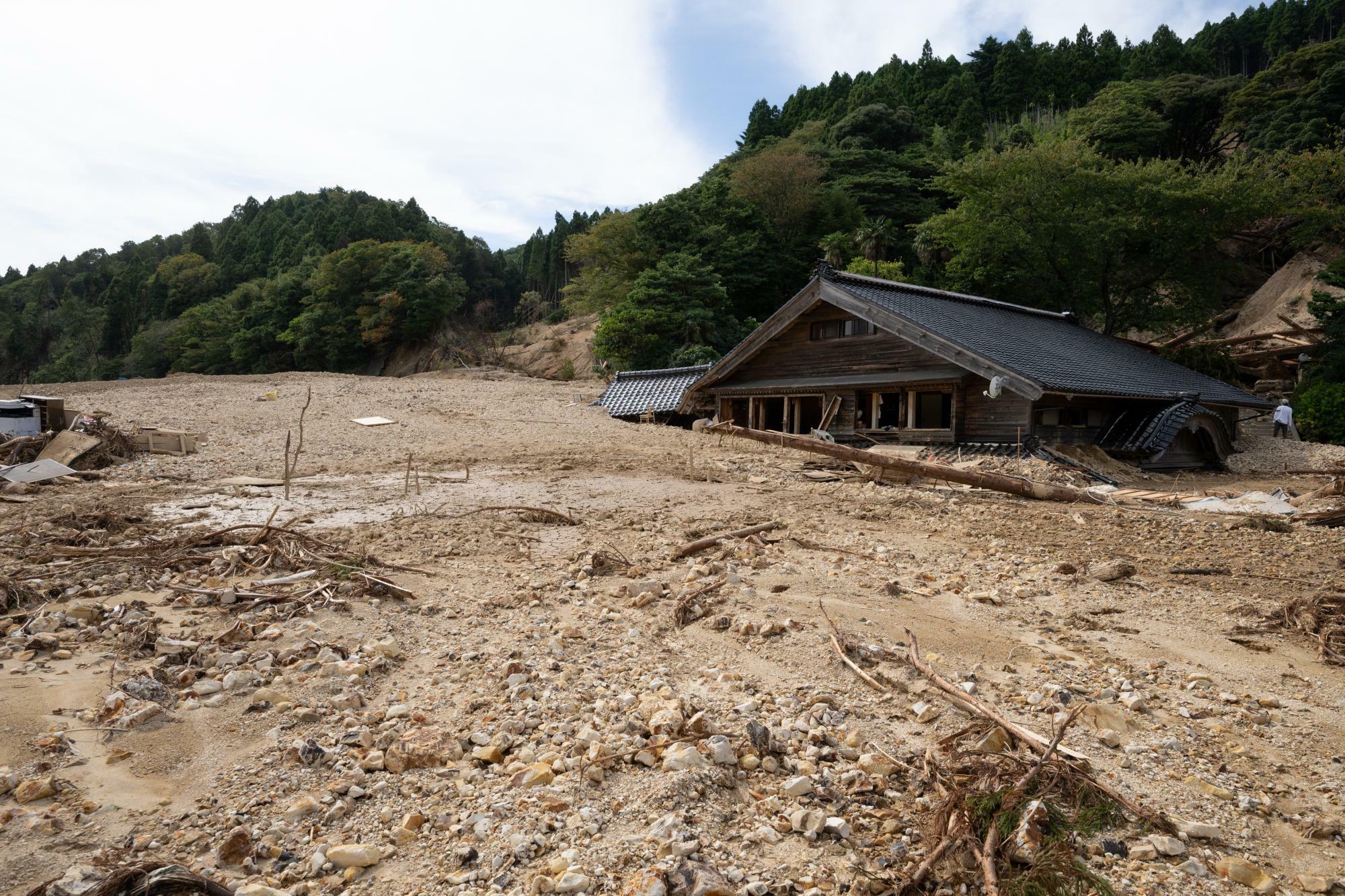 土石流で2階の床レベルまで土砂に埋まった大谷町の民家。下は軟らかい泥状になっている＝9月29日、夏目健司撮影