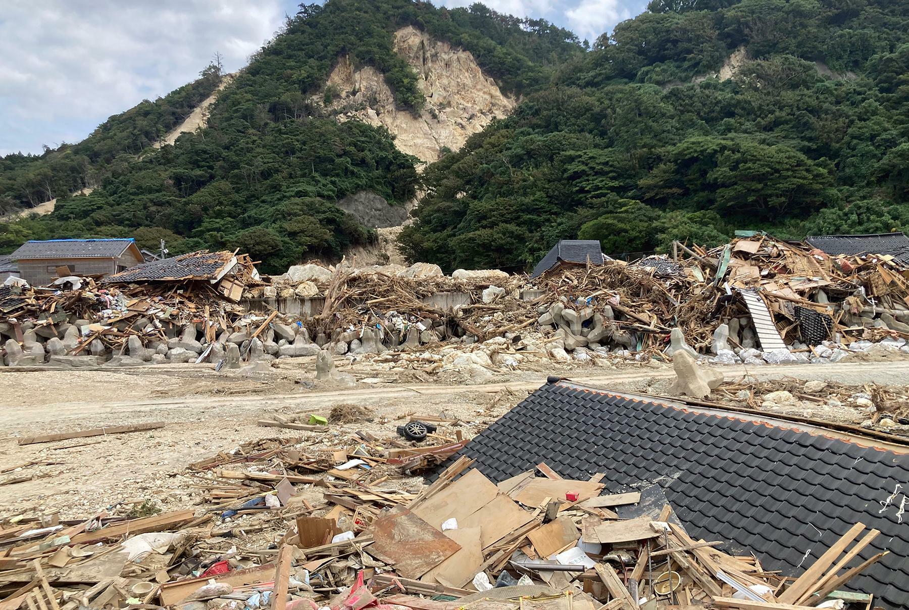 土石流で海側に押し流された仁江町の家屋。1軒の屋根は完全に防潮堤を乗り越えていた=9月30日、筆者撮影