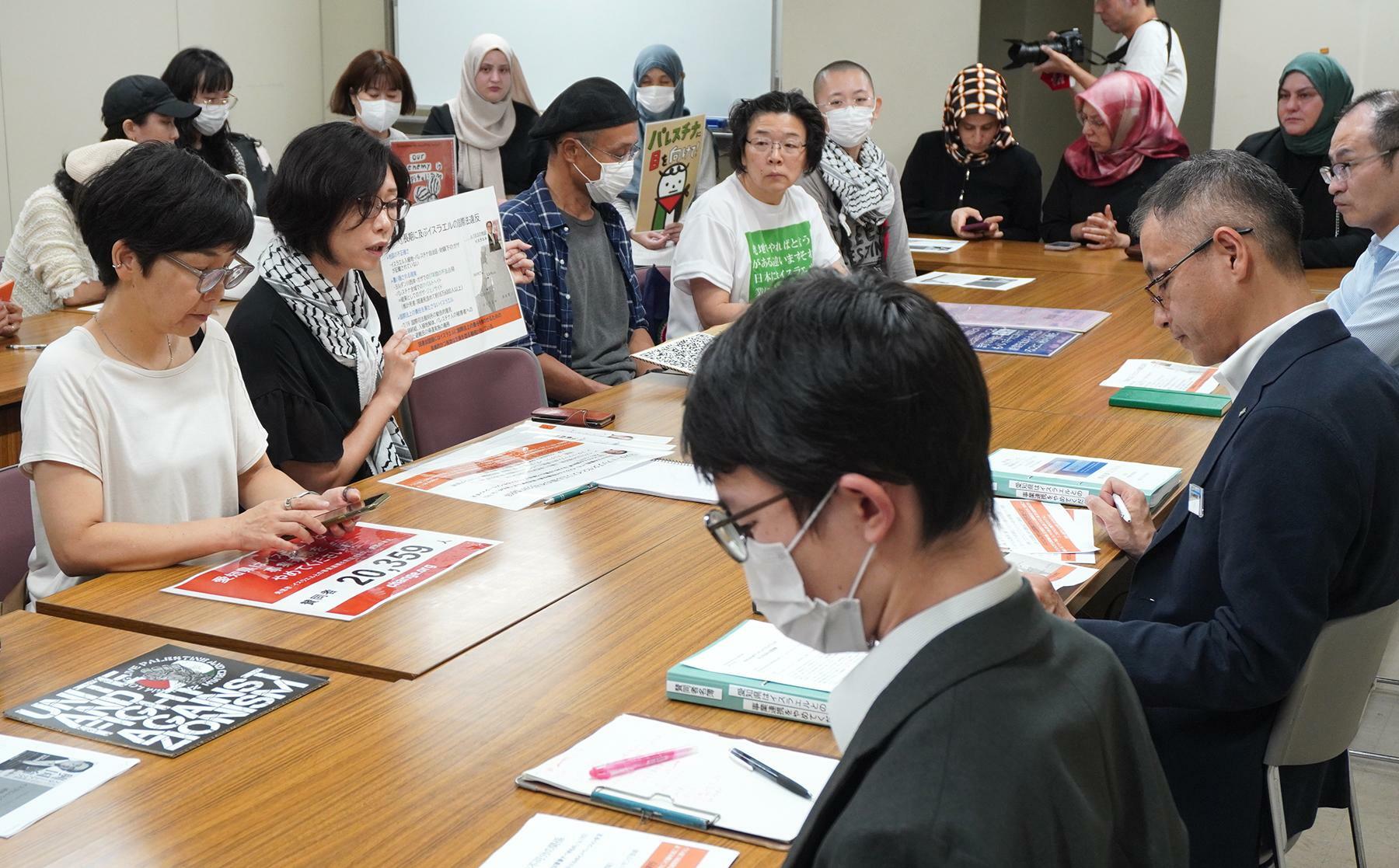 愛知県自治センターの会議室に集まった有志のメンバーと県海外連携推進課の担当者＝10月4日、筆者撮影