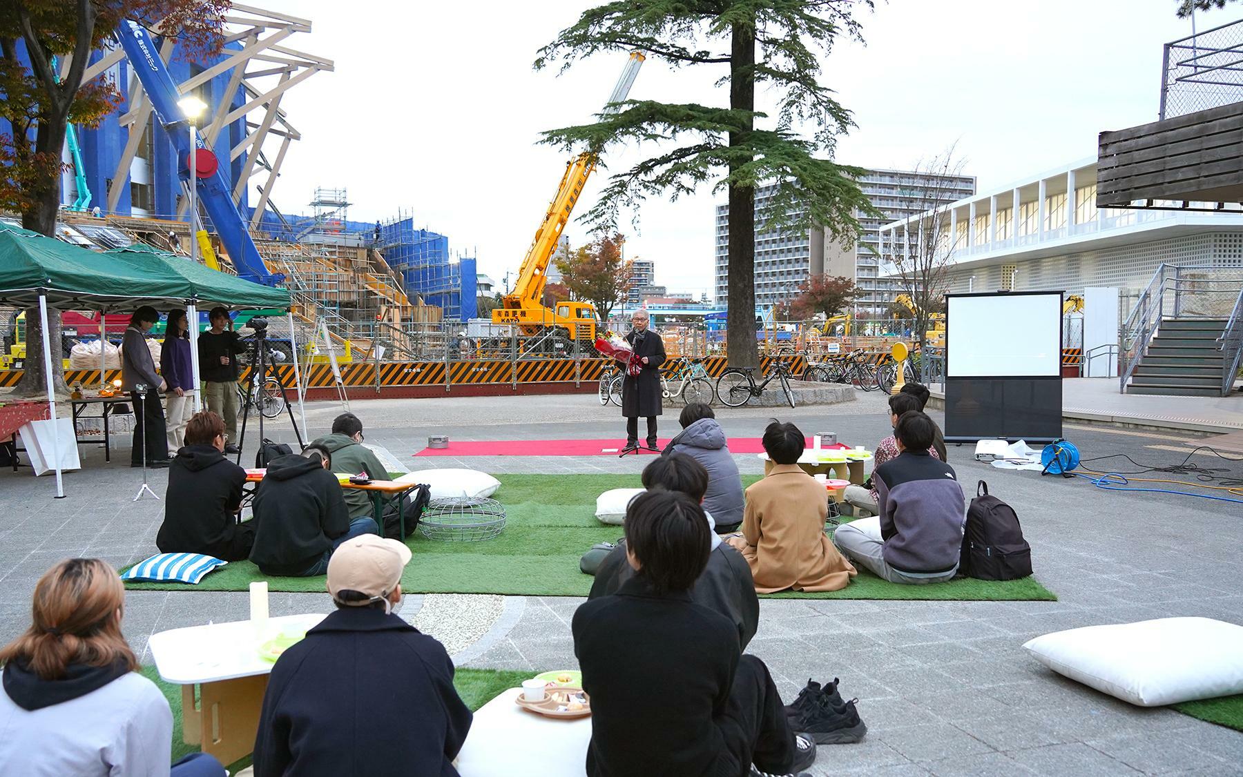 会場となった名古屋城に隣接する名城公園内の広場。右手に山本が手掛けた名古屋造形大のキャンパス、左手には隈研吾がデザインに関わった愛知県新体育館（IGアリーナ）の工事現場がある＝11月20日、筆者撮影