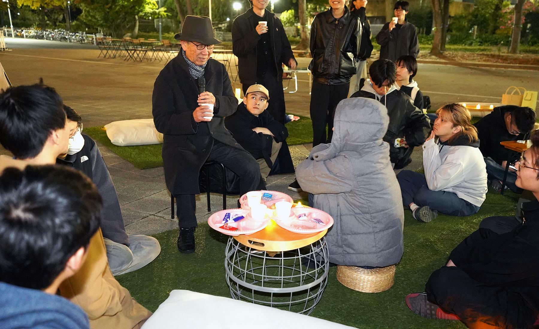 日が暮れてからも学生たちと話し込む山本理顕。直近ではベネズエラやインドネシアを講演などで回り、この日は日帰りで名古屋にやって来た＝11月20日、筆者撮影