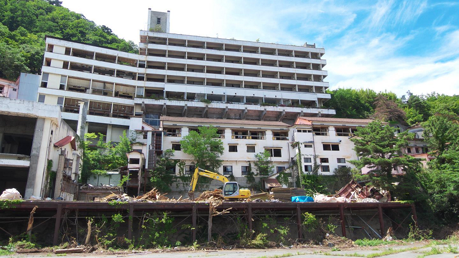 温泉街を見下ろす迷宮ホテル 廃墟探訪でも知られた不気味な建物取り壊しの怪 瀧澤信秋 個人 Yahoo ニュース