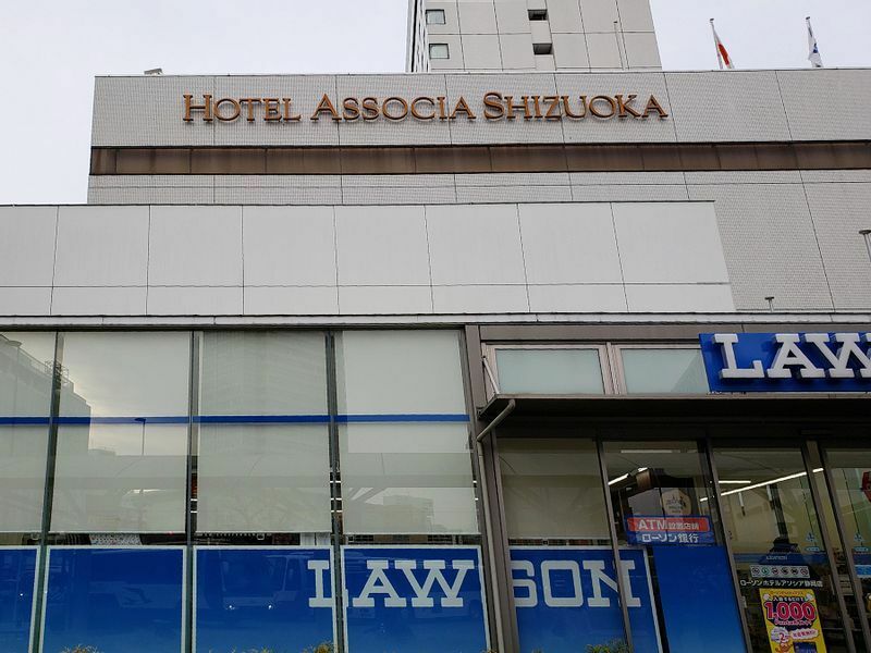 駅前好立地のホテルアソシア静岡のエントランス横のコンビニ（筆者撮影）