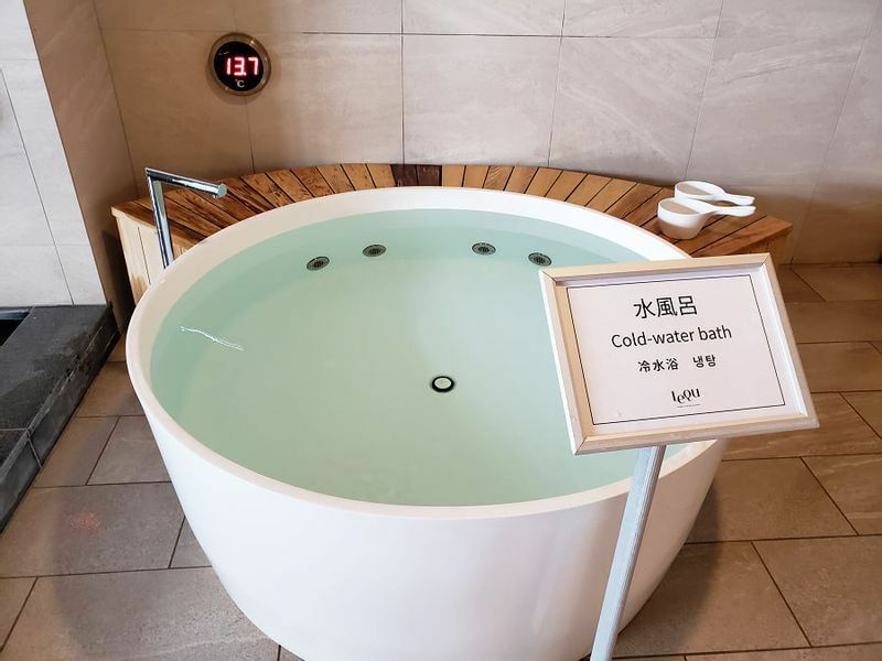 レクー沖縄北谷スパ＆リゾートの水風呂は13.7度を指していた（筆者撮影）