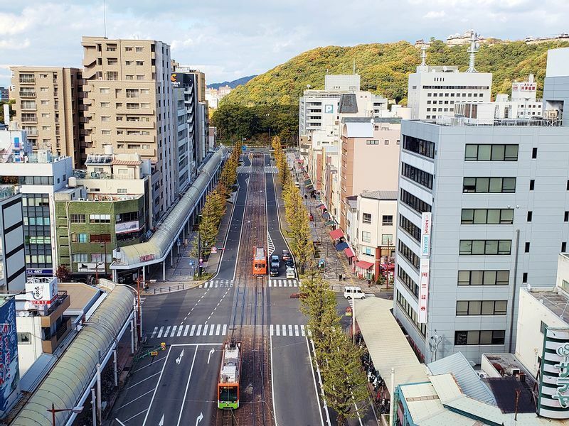 ハイフロア客室の窓から望む路面電車と松山城の贅沢ロケーション（筆者撮影）