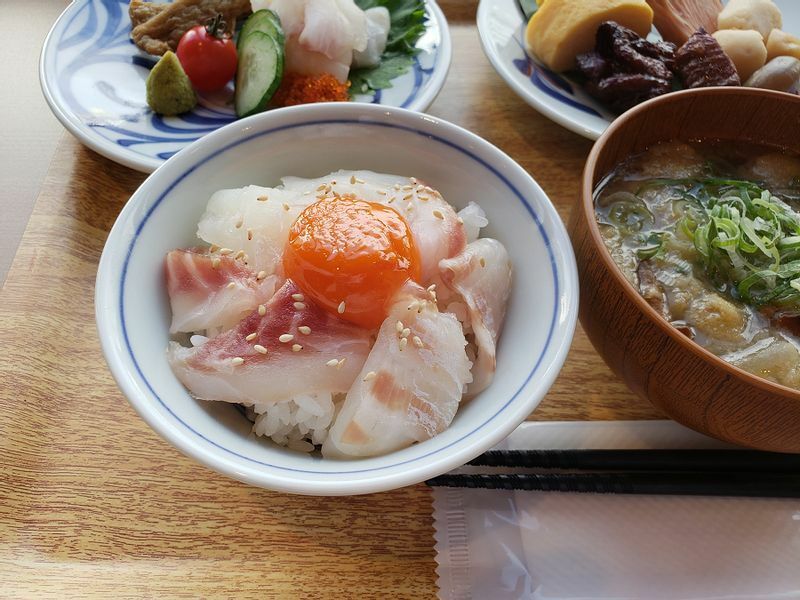 ブッフェで生食鯛とは贅沢（筆者撮影）