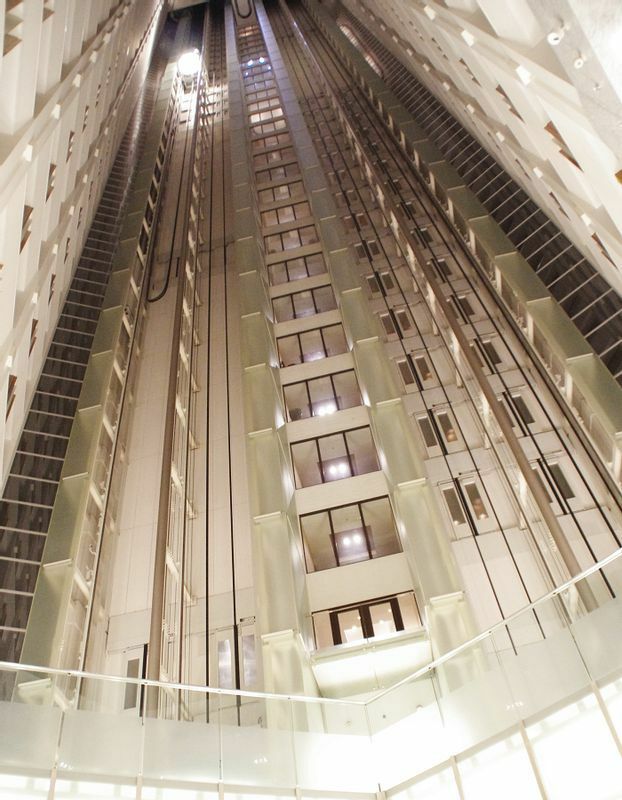 ザ･プリンス パークタワー東京（東京都港区）は目的のフロアによりエレベーターが異なる（筆者撮影）