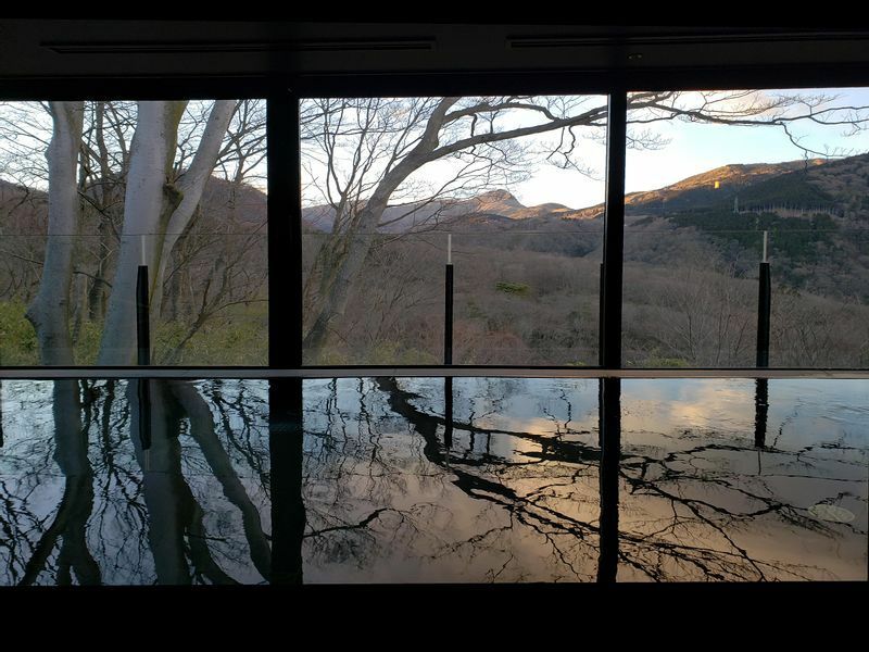 目の前に箱根連山を望む大浴場（筆者撮影）