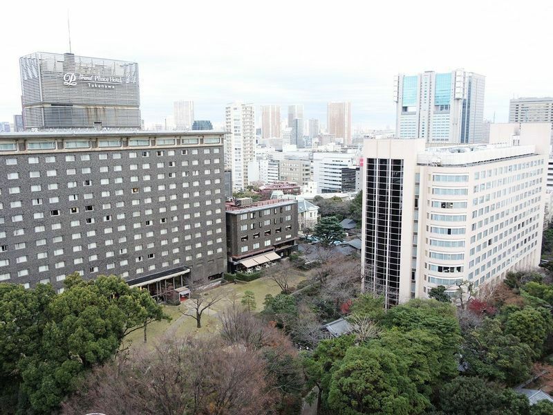 日本庭園を囲むような高輪エリアのホテル（筆者撮影）