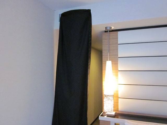 やむなくベッドに掛かっていたスローをクリップでとめる(筆者撮影)