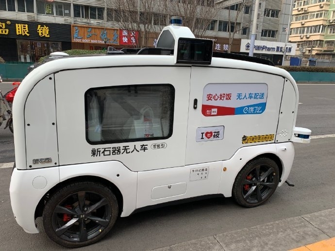 食事を運ぶスマート自動運転車（Ele.me(餓了麼)のweibo公式アカウントより）