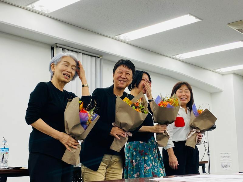左から尾中美紀子さん、長川千佳子さん、筆者、田辺美奈さん/太田サトルさん撮影