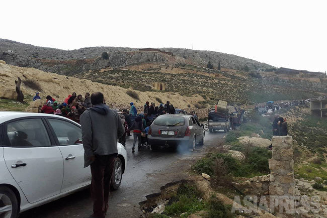 武装諸派がアフリン中心部に数キロまで迫り、大量の住民が南部に向けて脱出。（シリア北西部アフリン・キマル村付近 2018年3月15日住民撮影）