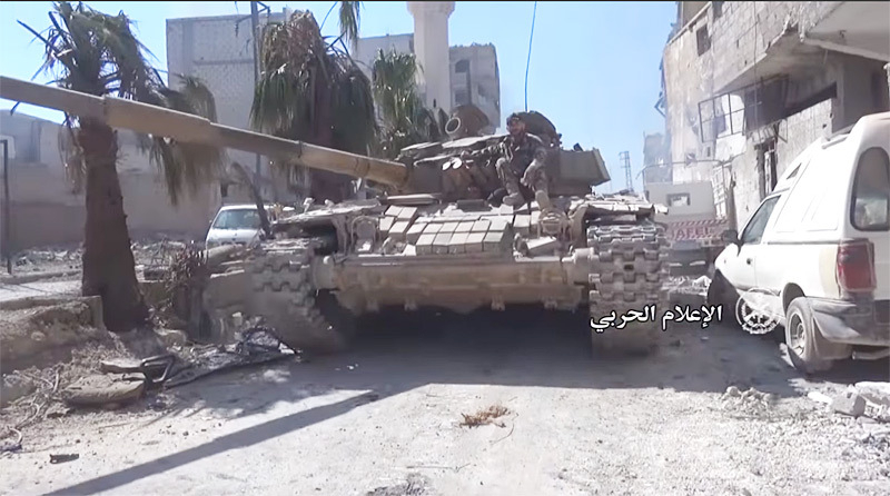 ３月中旬、ダマスカス・東グータで続いた反政府拠点掃討作戦後、地区に進行するシリア政府軍戦車（シリア国防省映像）
