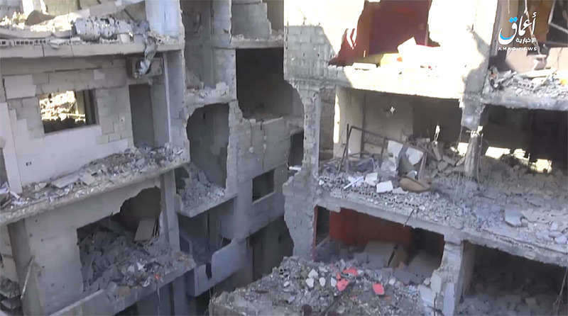 「イスラム国」（ＩＳ）系アマーク通信が公開（５月１日付）した映像。ダマスカス南部のＩＳ拠点、ヤルムークに対し ロシア軍とシリア政府軍が爆撃を加えて破壊しているとする映像（ＩＳ系アマーク通信映像）