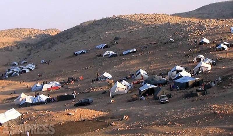 シンジャル山の頂上付近にひろがる脱出民のテント。ふもとの町や村はイスラム国に制圧されたままだった。（2014年9月、イラク・ニナワ県シンジャル山・撮影：玉本英子）