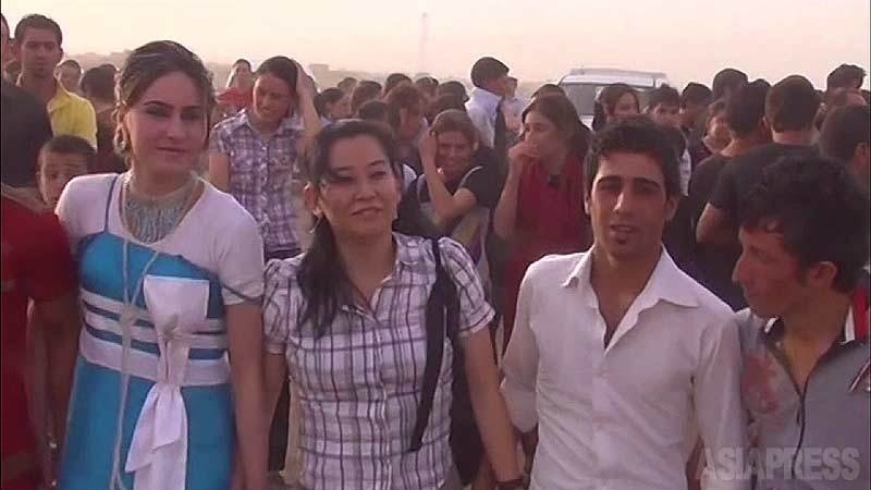 シンジャルのヤズディ村で結婚式を祝う住民たち。数百人が集まった。私も踊りの輪に加わった（写真中央）。男女が腕をつないで、大きな輪を作って踊る。信仰で結ばれたコミュニティが息づいていた。（2012年7月・イラク北西部シンジャル・シヴァシェヒドル）