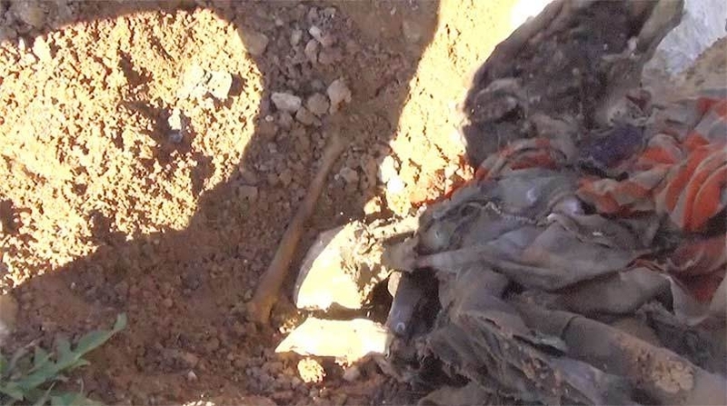 虐殺現場にあった人骨。焼けた服も散らばっていた。村の端から密かに目撃した住民によると、生きたまま焼き殺された人もいたという。（2016年・シンジャル近郊ハルダン村・撮影：玉本英子）