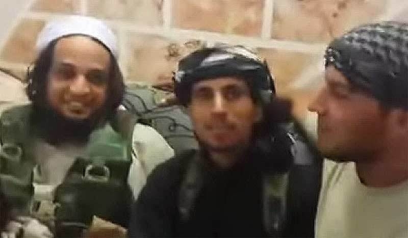IS戦闘員とみられる男たちがネット上にアップした携帯動画。サウジアラビアやシリアなどの方言で「ヤズディ女性を買うんだ」と、したり顔で話す。（2014年）