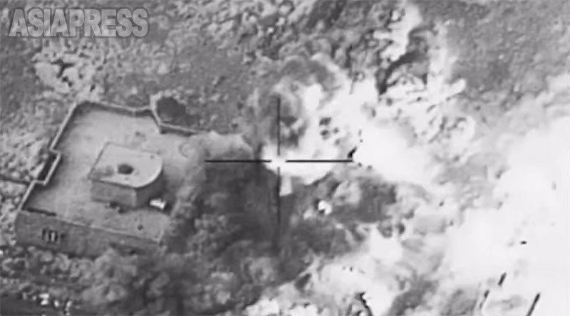 米軍主導の有志連合やイラク軍は、ISの軍事拠点に対して空爆作戦を敢行。写真は有志連合軍が公表したシンジャル近郊でのIS拠点への爆撃。（2015年２月・CJTF-OIR映像）