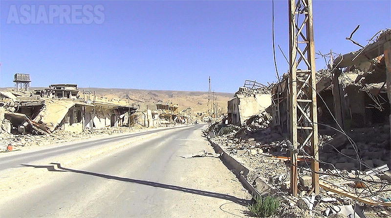 戦闘や空爆で建物が破壊されたシンジャル。地雷除去と車両通行のために道路の障害物だけは除去されたが、家屋には仕掛け爆弾や不発弾も残ったままだった。（2016年・撮影：玉本英子）