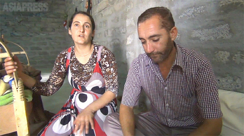 ISの襲撃で子ども3人を拉致されたヤズディ教徒の母ノビラスと父ハッサン。子どもたちの行方がわからず、途方に暮れていた。（2015年・撮影：玉本英子）