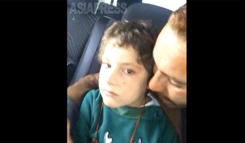 シリア・ハサカで解放された次男と対面する父ハッサン。ところが拉致された2年半の間にISに洗脳されたのか、もともと話していたクルド語を忘れ、アラビア語しか話せなくなっていた。（2017年・家族撮影）