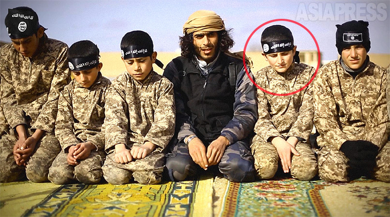 同じISのラッカ少年戦士訓練所の映像。「ここでジハードを学び、不信仰者と戦う最前線に立つのだ」と中央の教官が語る。右から2番目の少年は、この映像公開から約5か月後に脱走した。（2015年・IS映像)