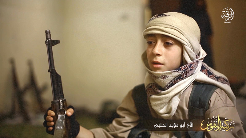 ISは少年戦闘員を訓練し、戦闘に動員。IS宣伝映像に登場したアレッポ出身とみられる少年は、ジハードに身を投じる「意義」を語る。(2017年6月・IS映像・ラッカ)