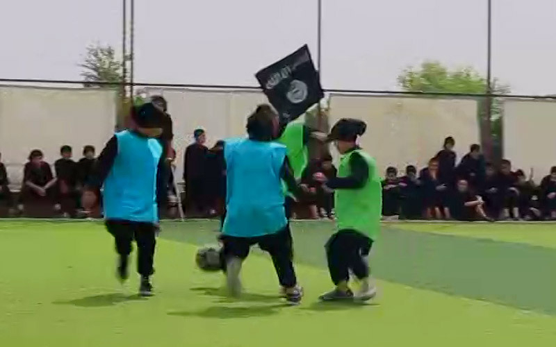 ISはサッカー自体は否定せず、シリア・マンビジではサッカーをする子どもたちの映像も。シリア入りした外国人戦闘員の子どもが施設で集団生活を送っていた。（2015年・IS映像）